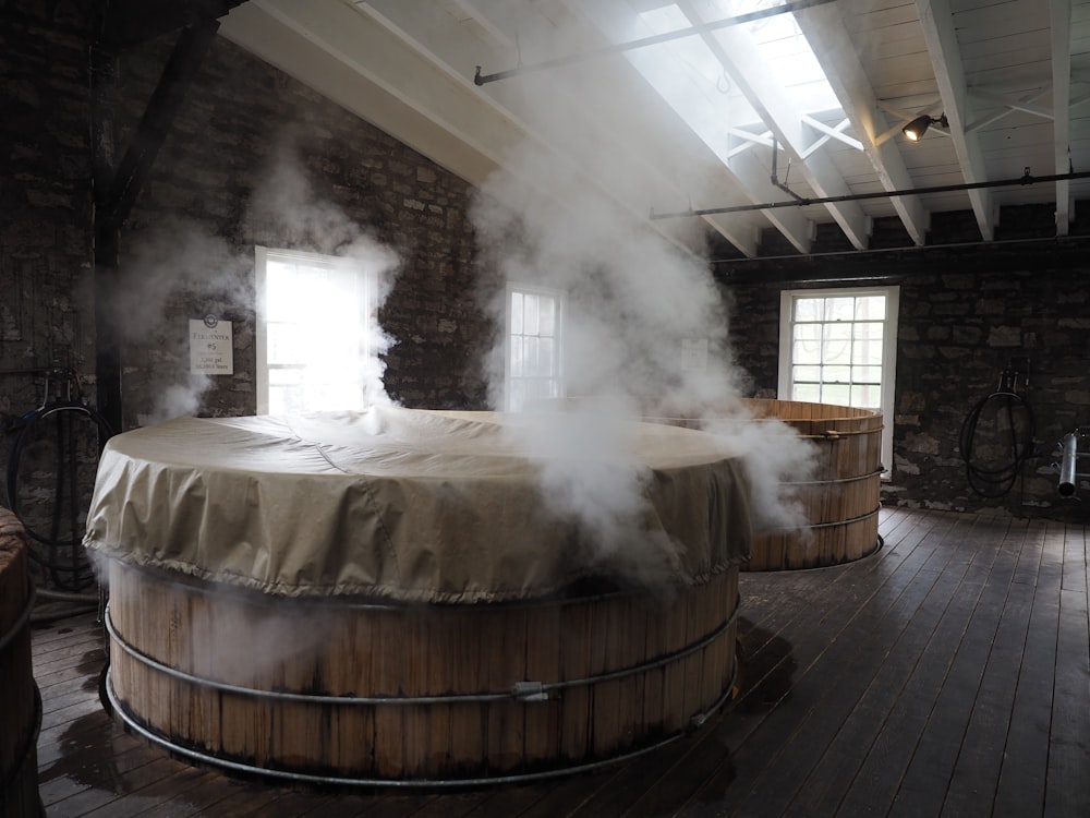 Photo du bain à remous en bois à l’intérieur de la chambre