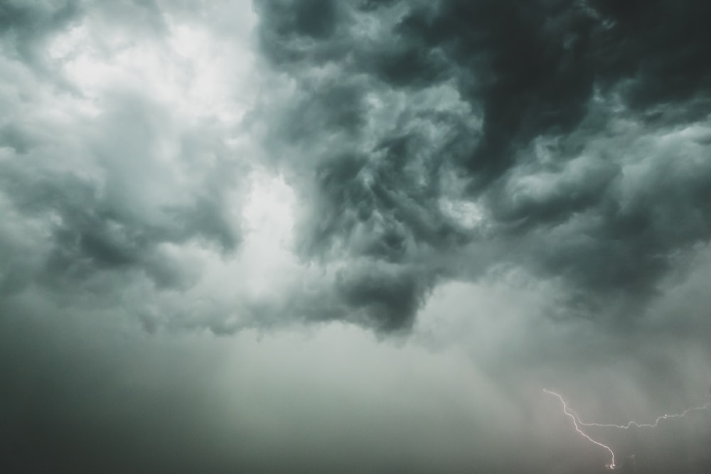 Nube Nimbus grigia e bianca con fulmine