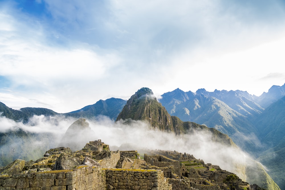 Foto de ruinas junto a nieblas que cubren la pared