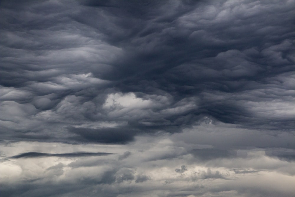 Nubes grises fondo de pantalla digital