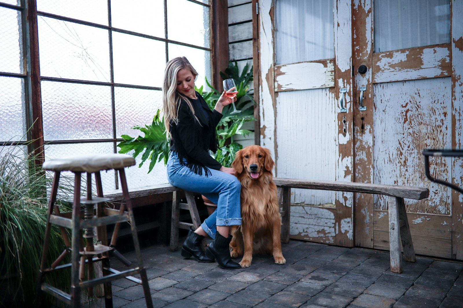 Canon EOS 6D Mark II + Sigma 35mm F1.4 DG HSM Art sample photo. Woman sitting chair beside photography