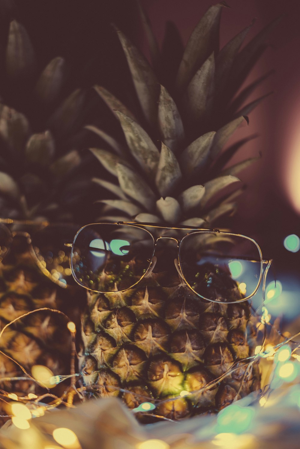 Brille mit Gestell auf Ananas