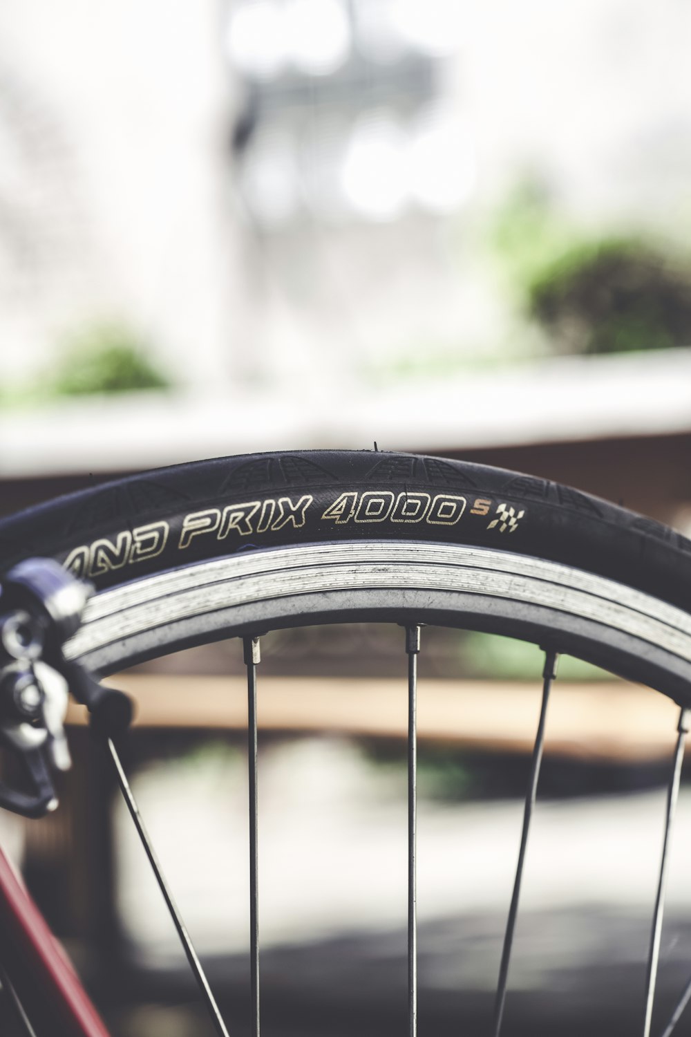 자전거 바퀴의 얕은 초점 사진