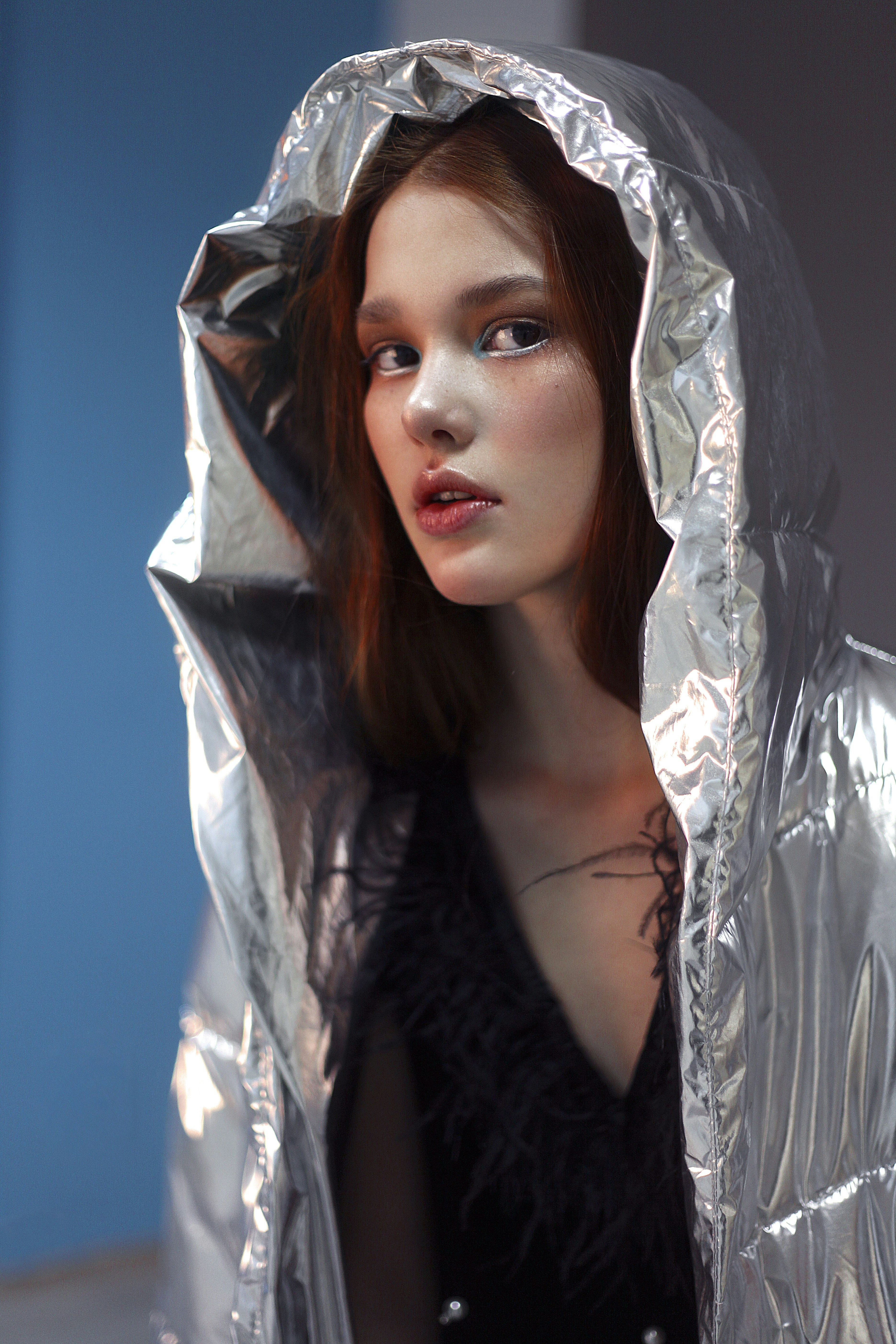 woman wearing black V-neck top