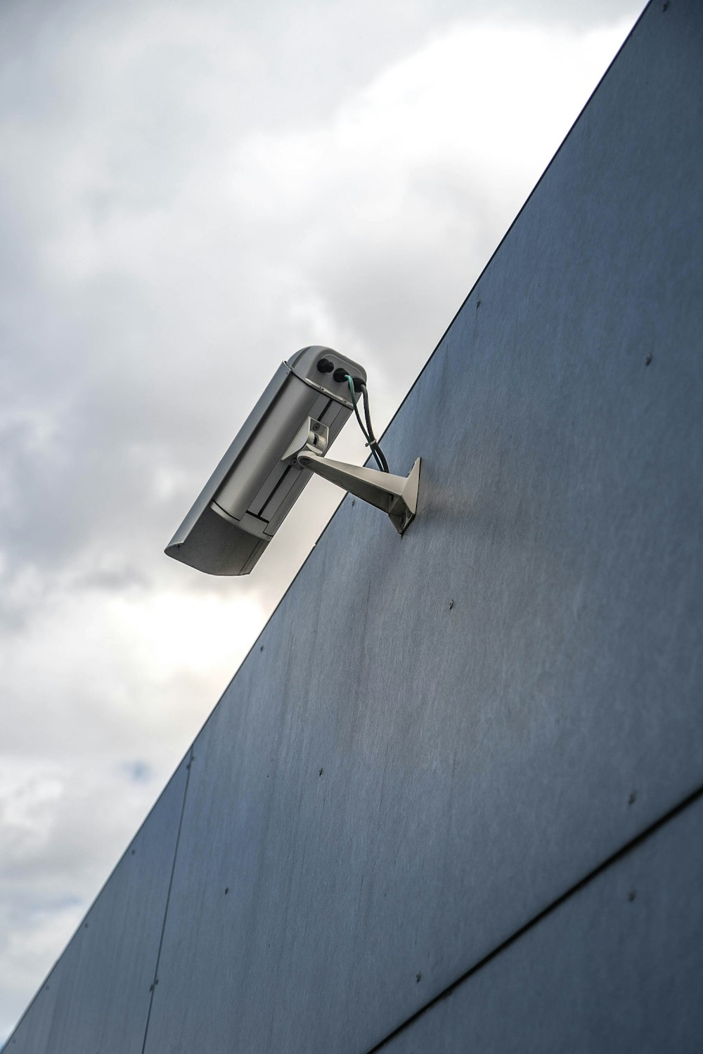 Wireless Outdoor Security Cameras: Buying Guide