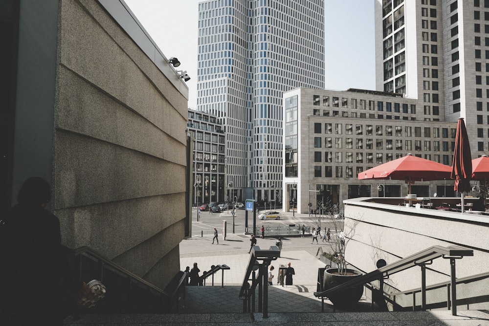 pessoas caminhando perto de edifícios