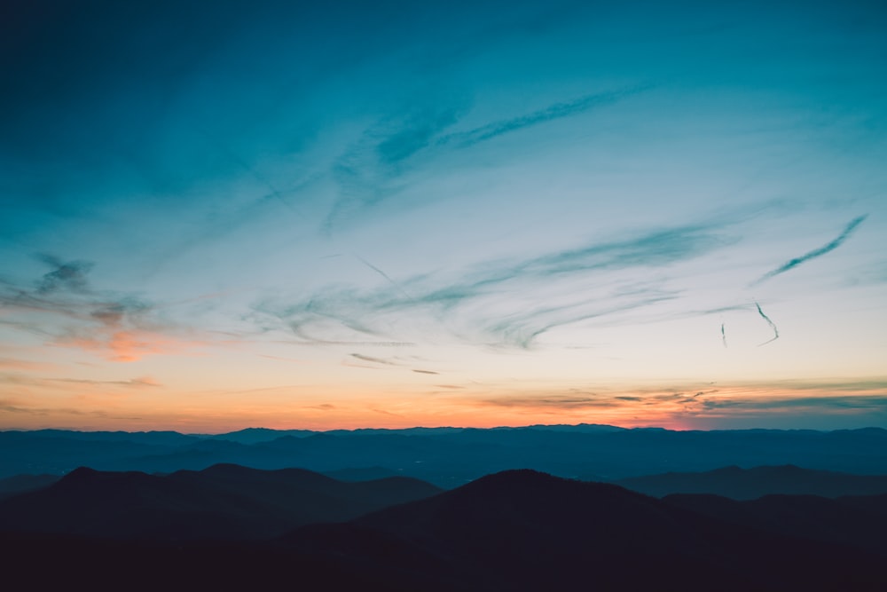 silhouette di montagne sotto l'ora d'oro