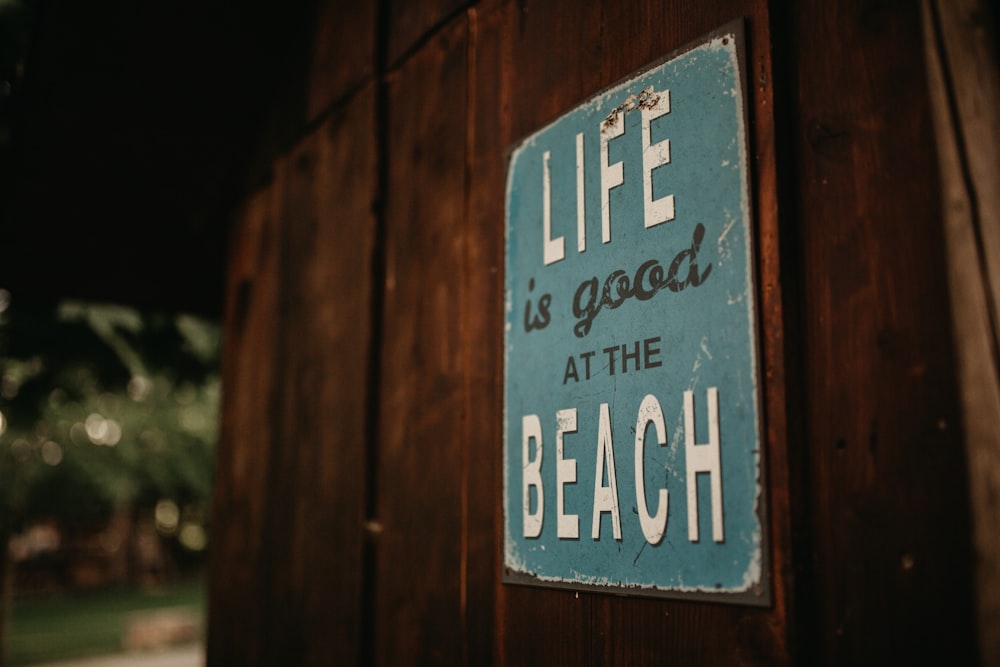 La vida es buena en la señalización de la playa