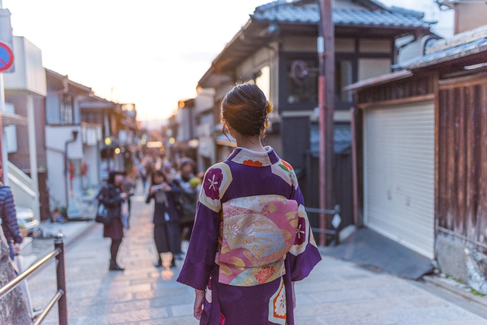 灰色の床に立つ女性