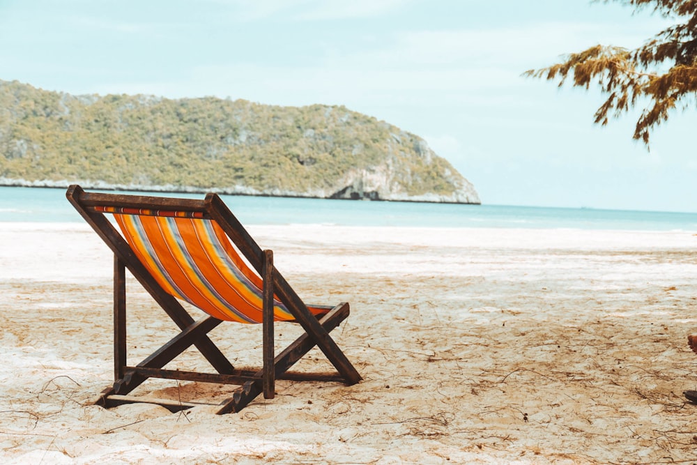 Foto di sedia a sdraio sulla spiaggia