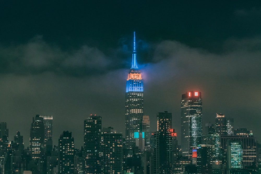 edificio notturno del paesaggio urbano