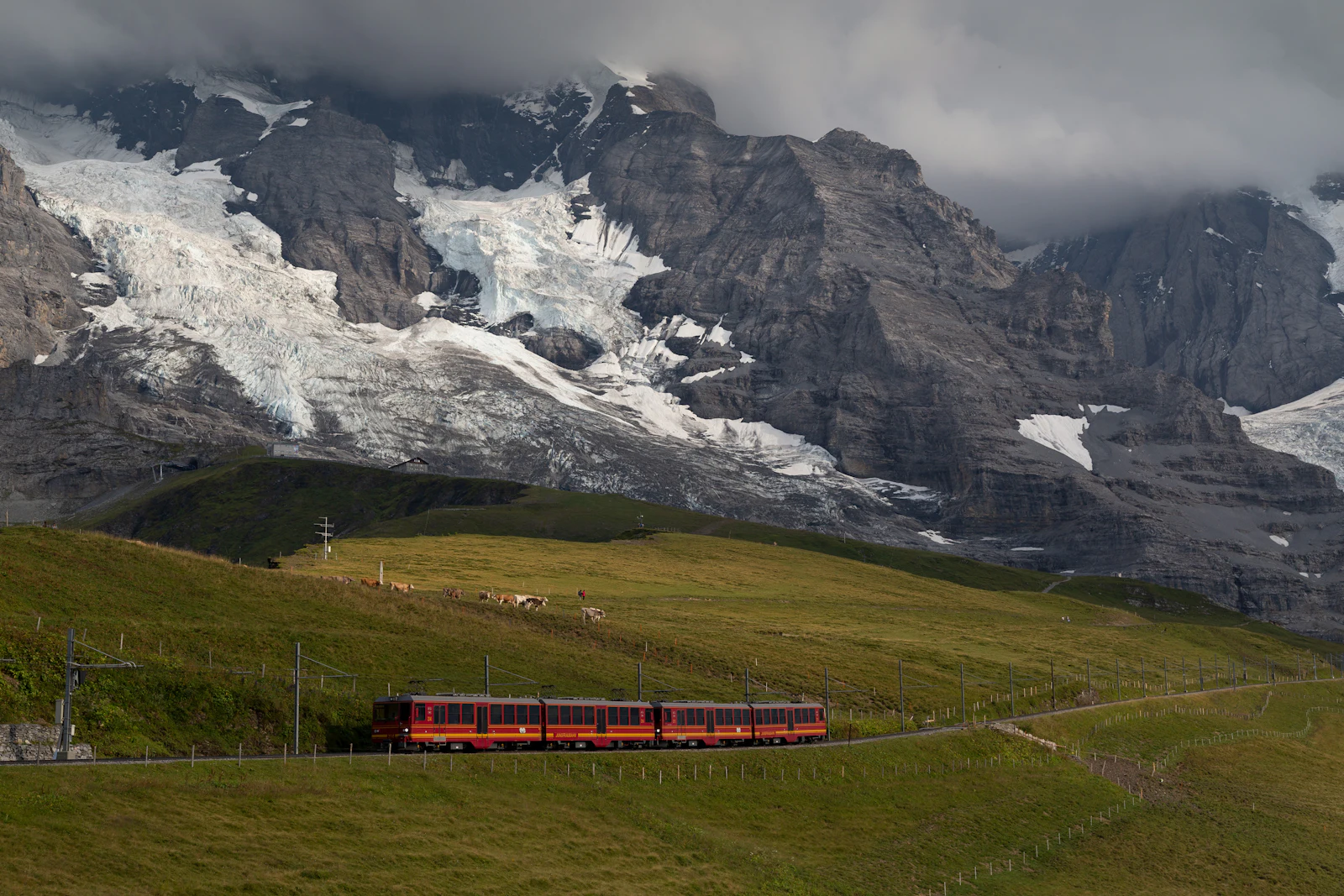 Train rouge sur une voie de montagne au pied d'un versant — photo d'illustration, non prise à Vallorcine