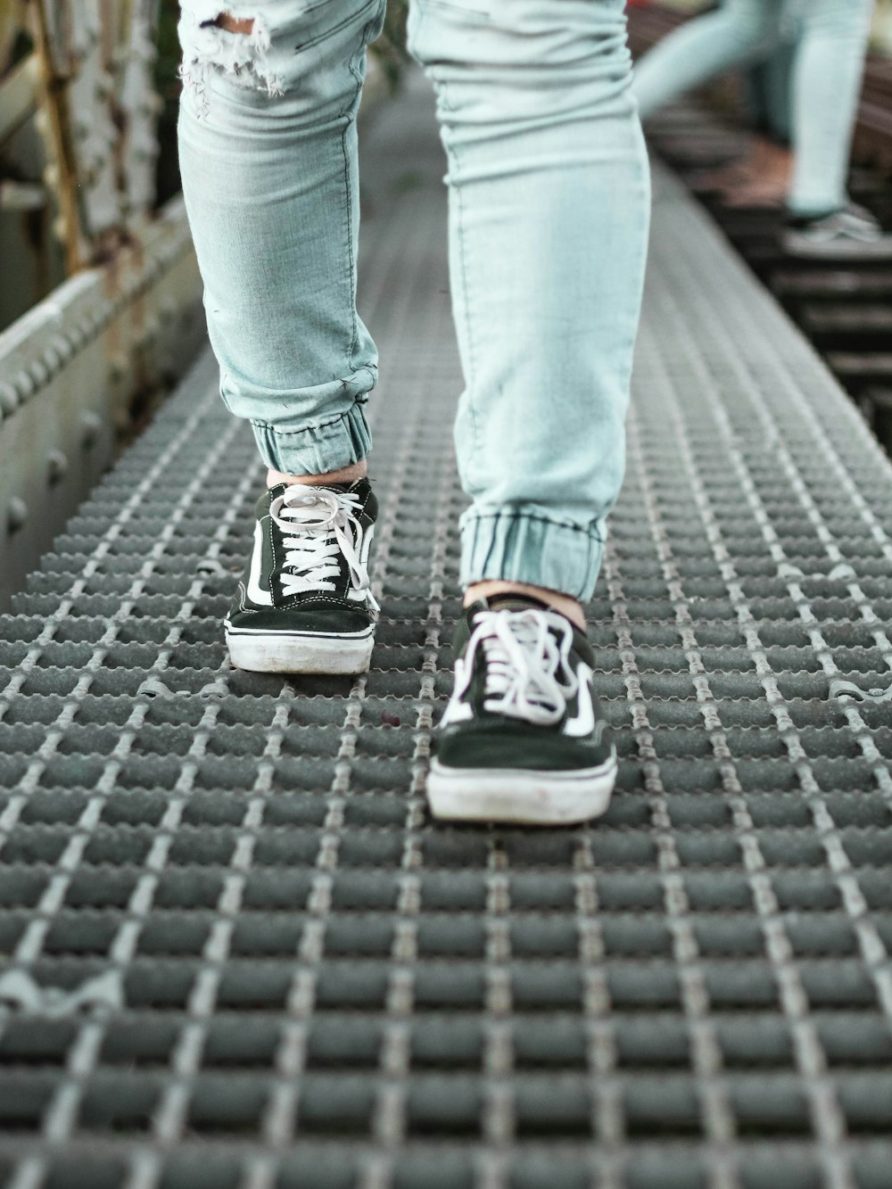 persona che indossa scarpe da ginnastica basse Vans Old Skool nere