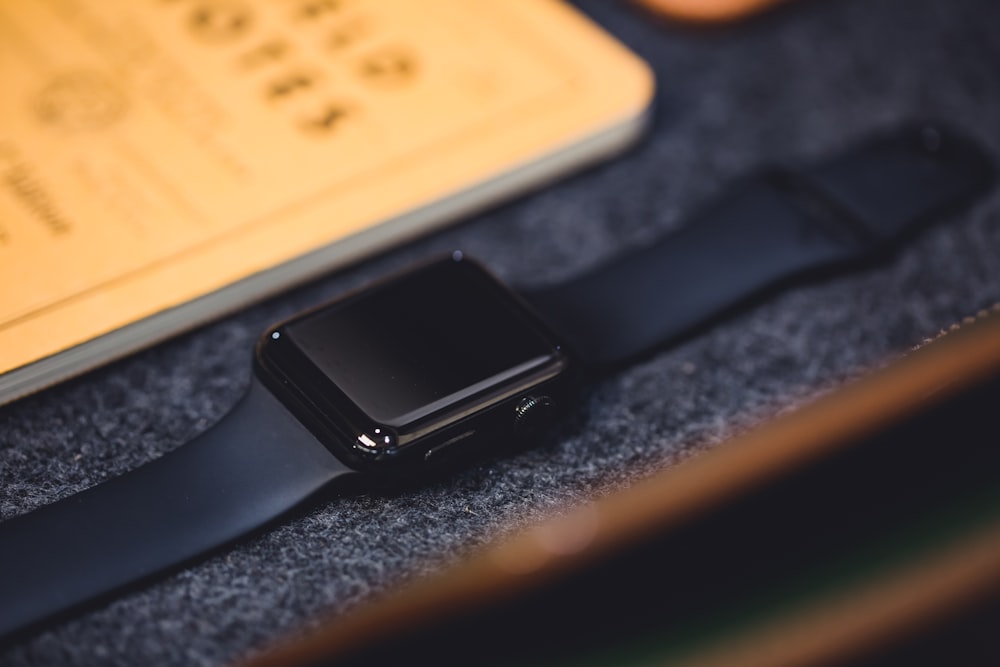 スペースブラックステンレススチールケース Apple Watch with ブラックスポーツバンド