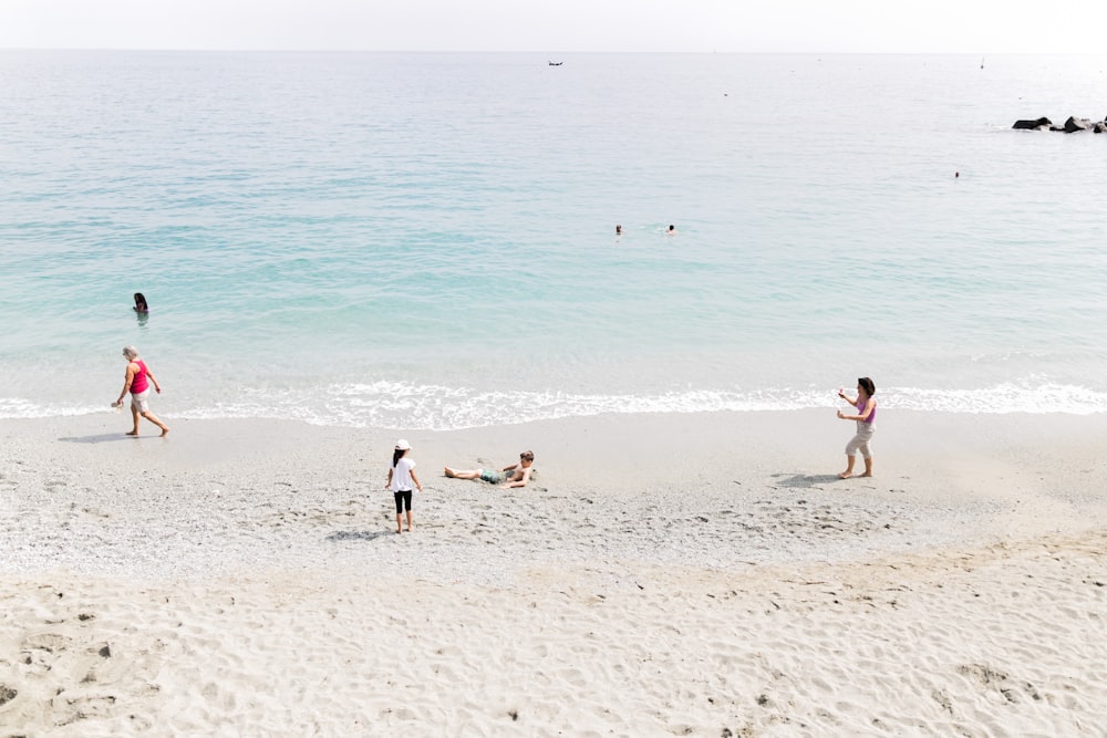 Gente en la playa durante el día