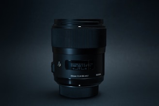 black camera zoom lens