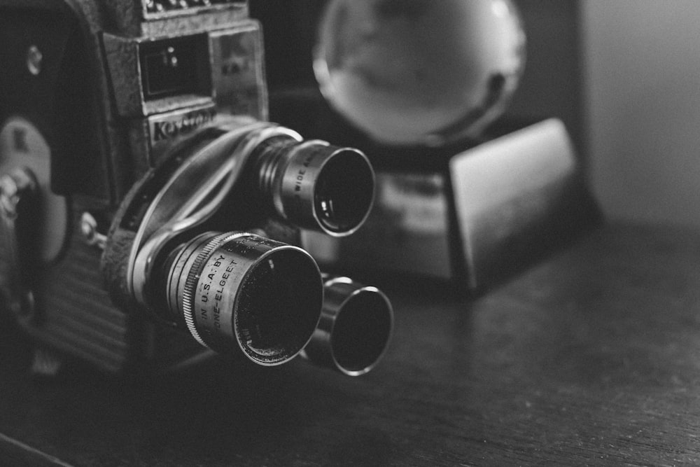 Foto de la cámara de 3 lentes en la superficie de la mesa