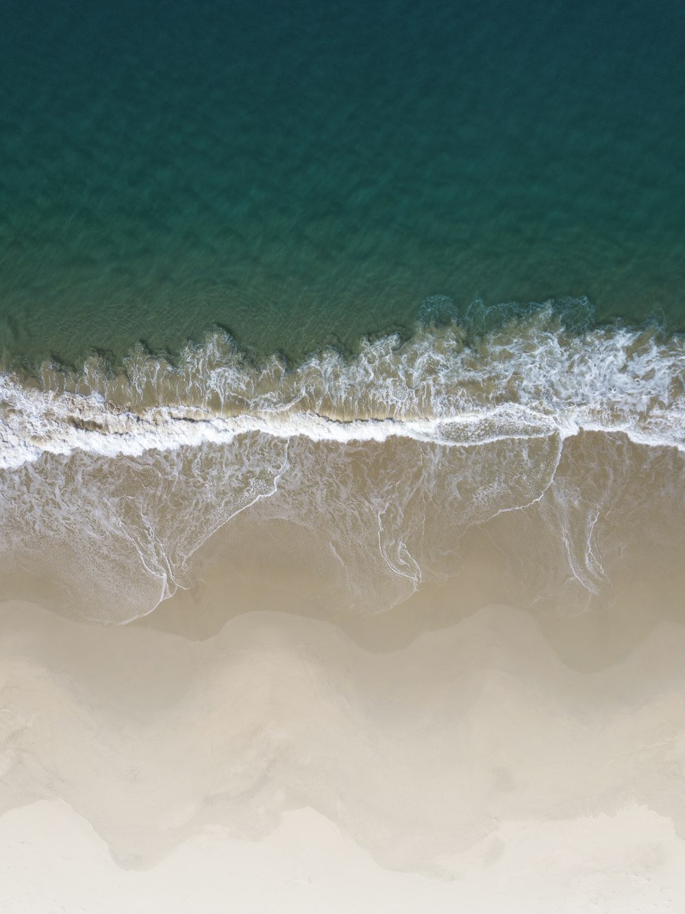 areia marrom ao lado da praia