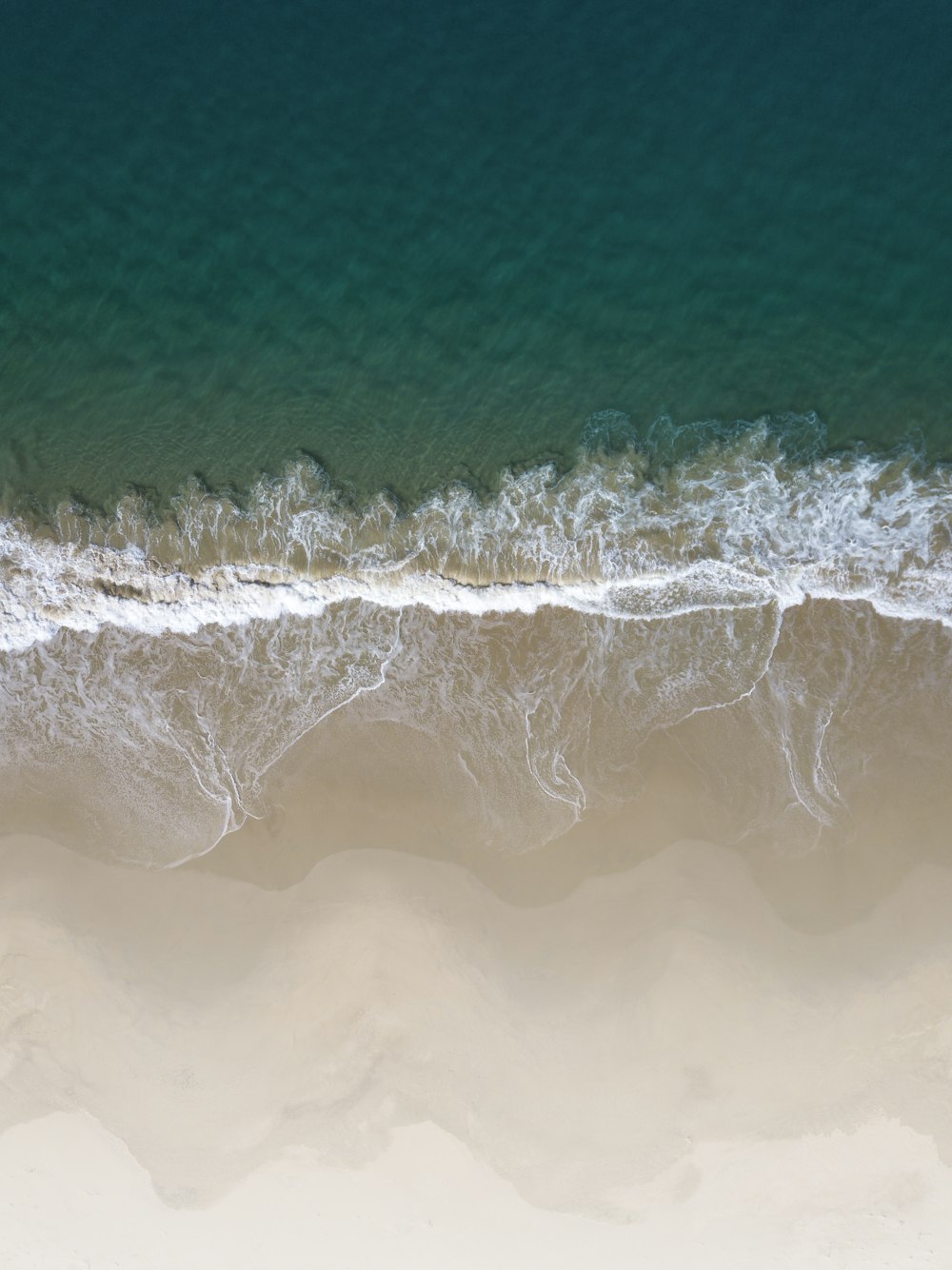 brauner Sand am Strand