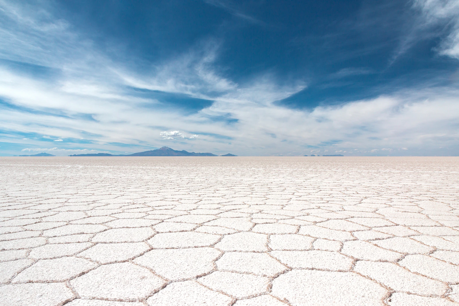 Polígonos de sal en seca en el Salar de Uyuni — Bolivia