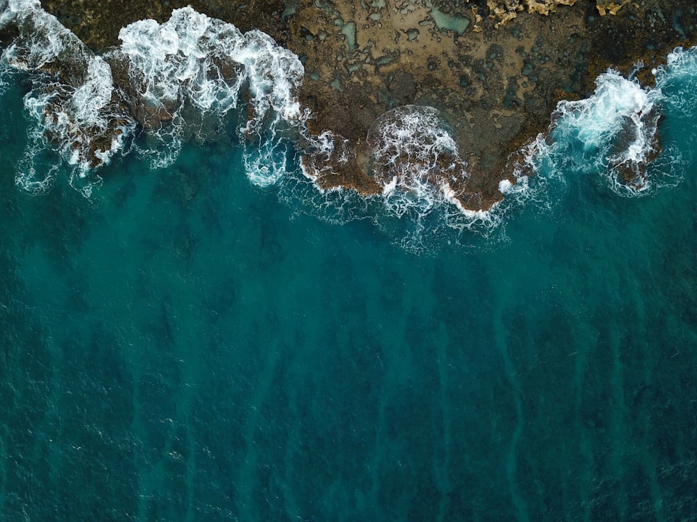 Vue à vol d’oiseau du bord de mer