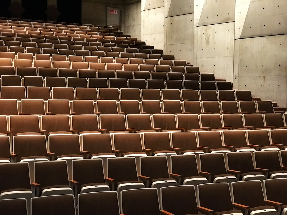 fotografia de cadeiras de teatro