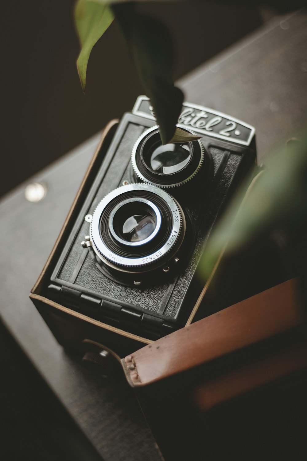 Câmera de caixa preta no painel marrom