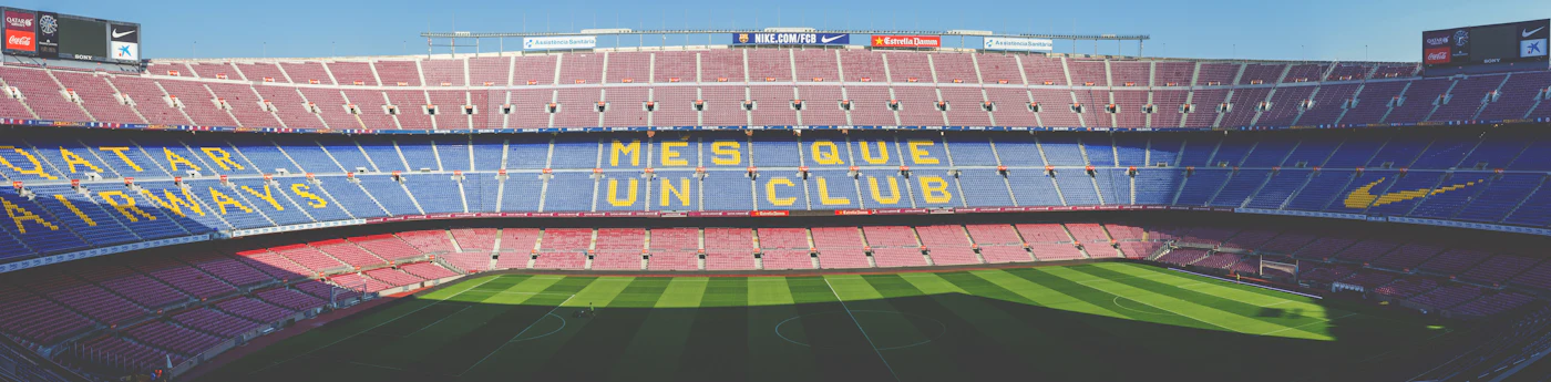 Binnenkant van Camp Nou met de tekst Més que un club op de tribune
