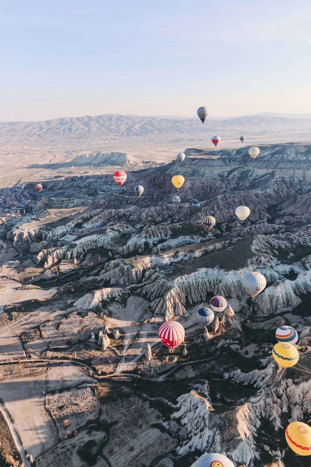 Heißluftballons flogen in der Luft