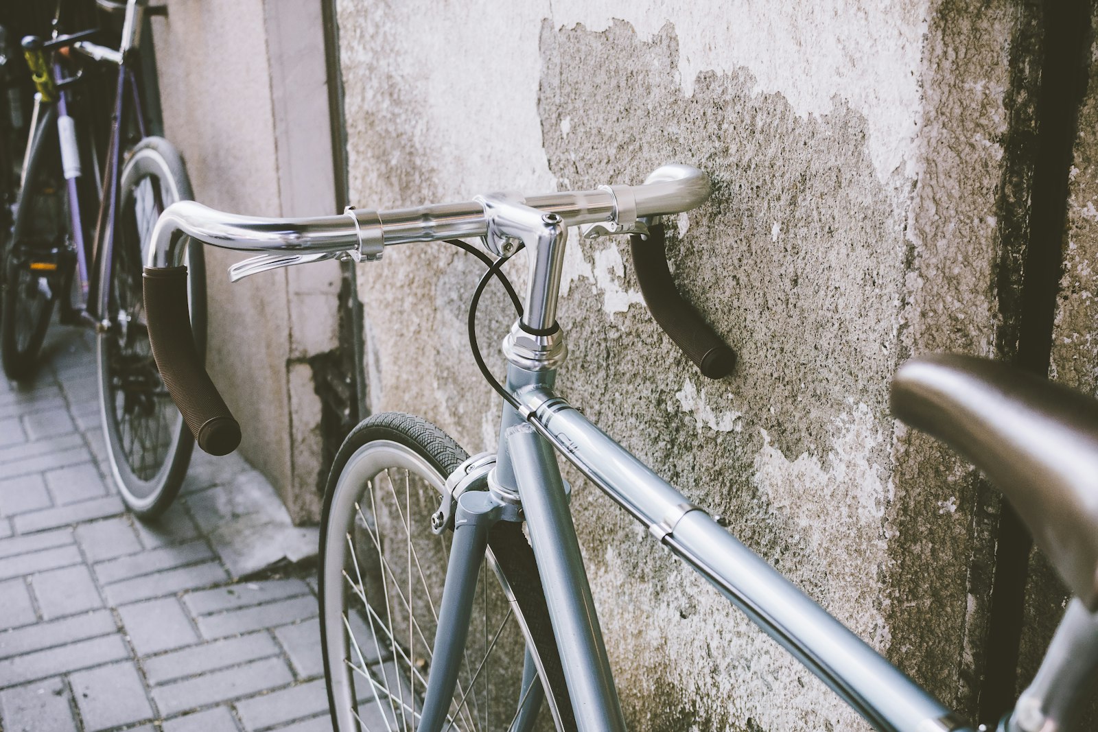 Canon EOS 60D + Canon EF-S 24mm F2.8 STM sample photo. Gray road bicycle leaning photography