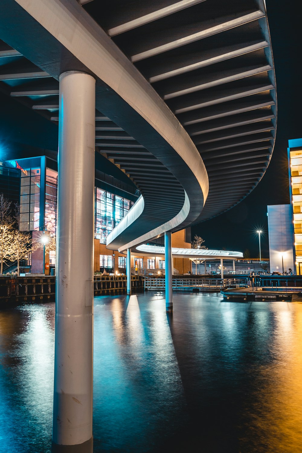 Paisaje nocturno de edificios