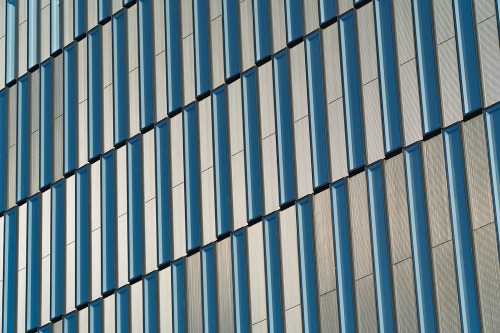 edifício de vidro azul