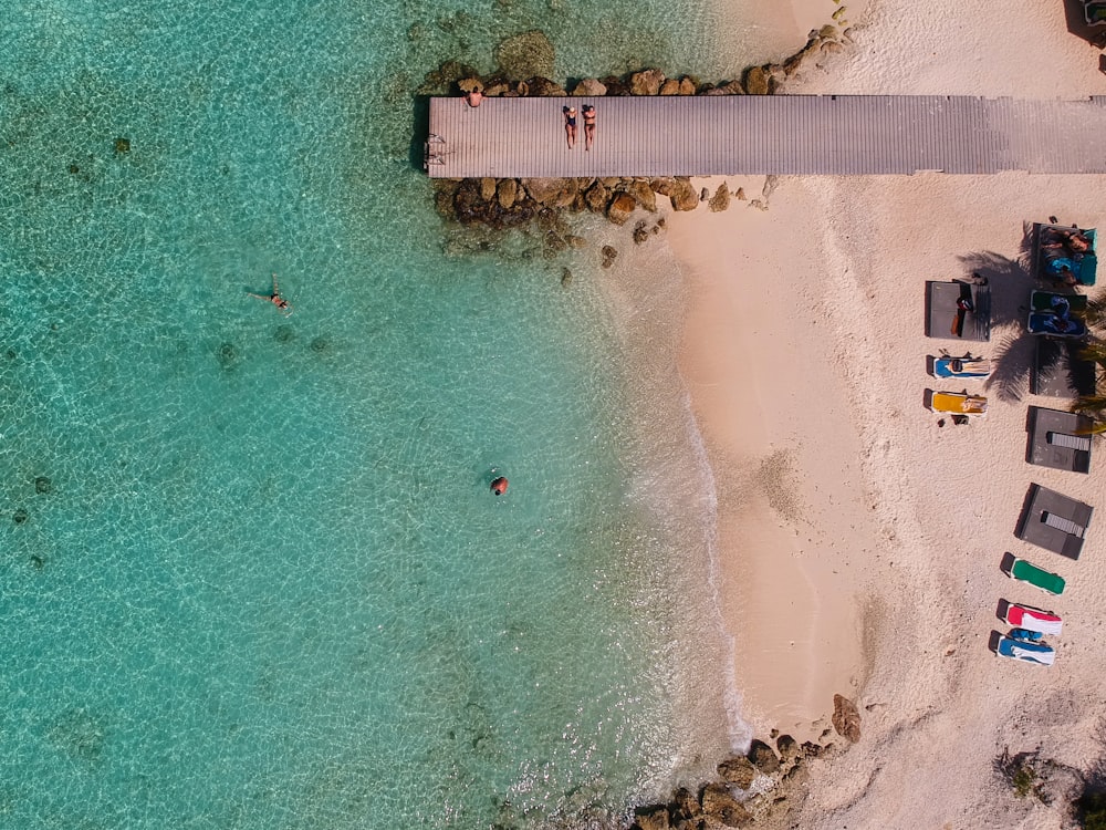 Vista aérea en el muelle y el cuerpo de agua