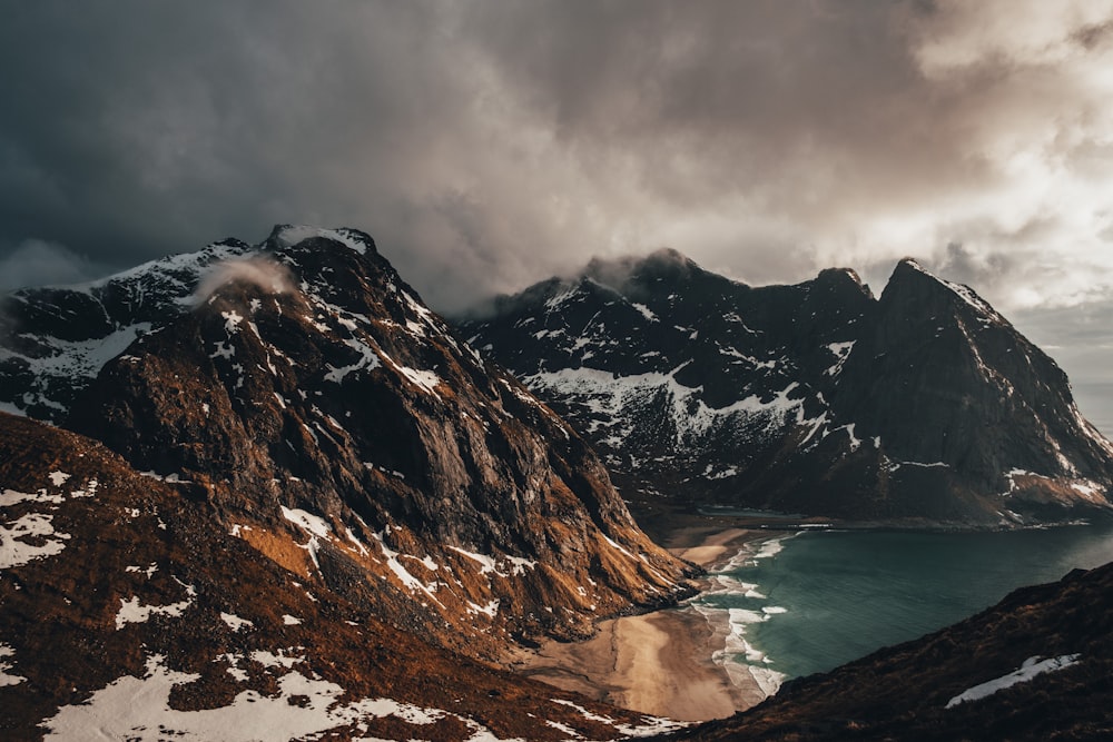 Fotografia de paisagem de Brown Mountain através da água