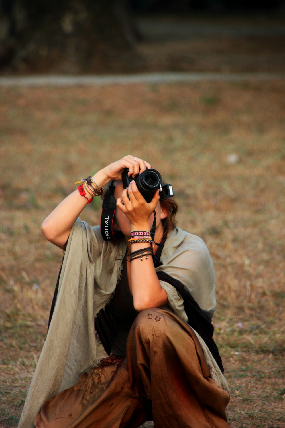 mulher tirando uma foto usando a câmera DSLR