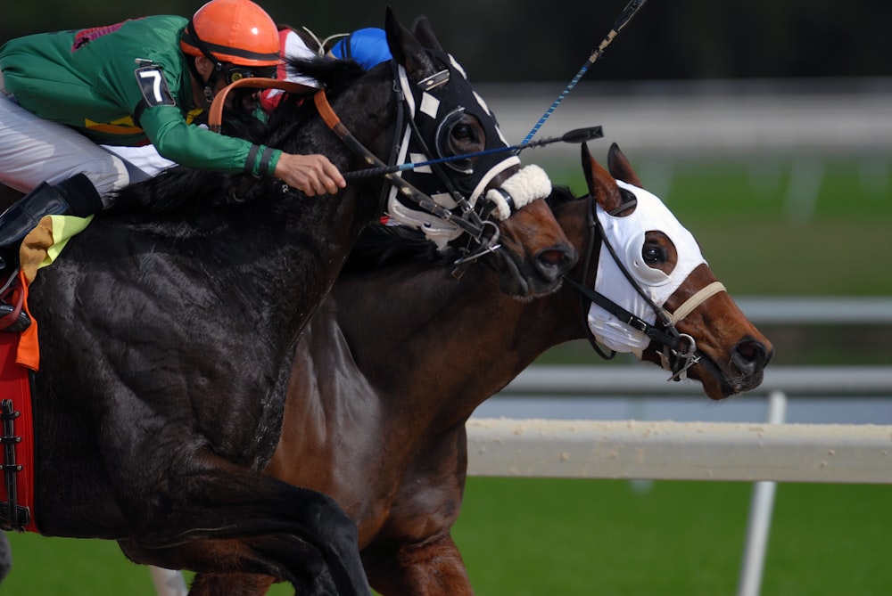 hombre montando a caballo