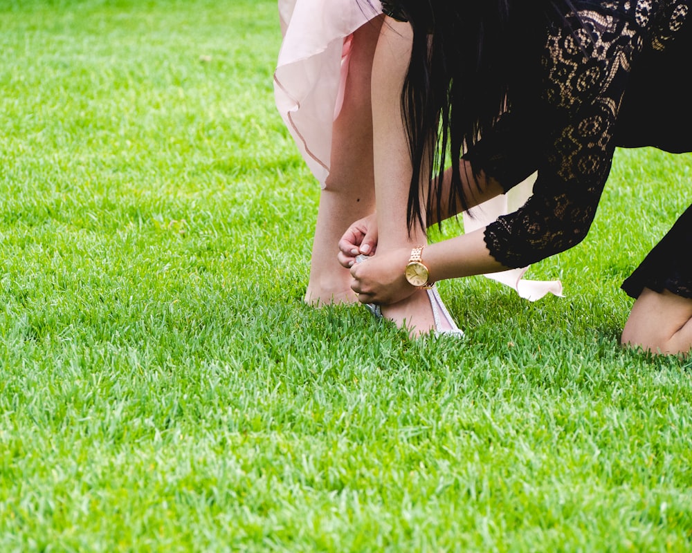 Mujer sentada sobre hierba verde