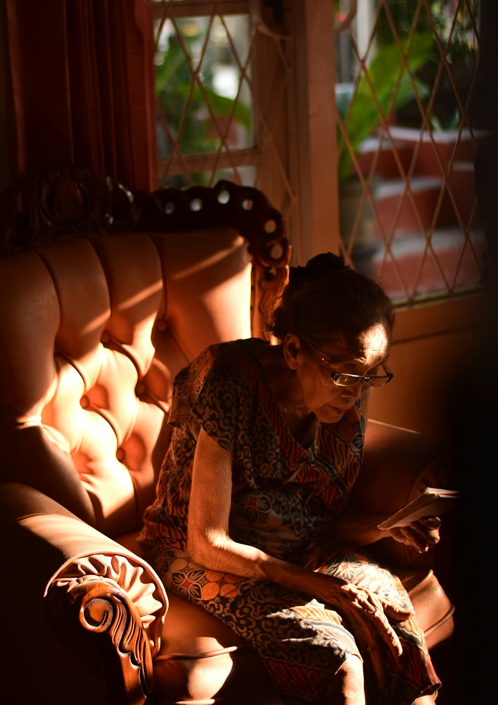 Fotografía de mujer sentada mirando papeles
