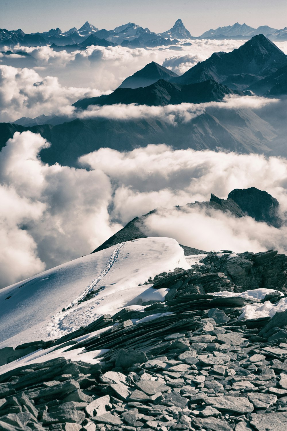 雲に覆われた山の写真