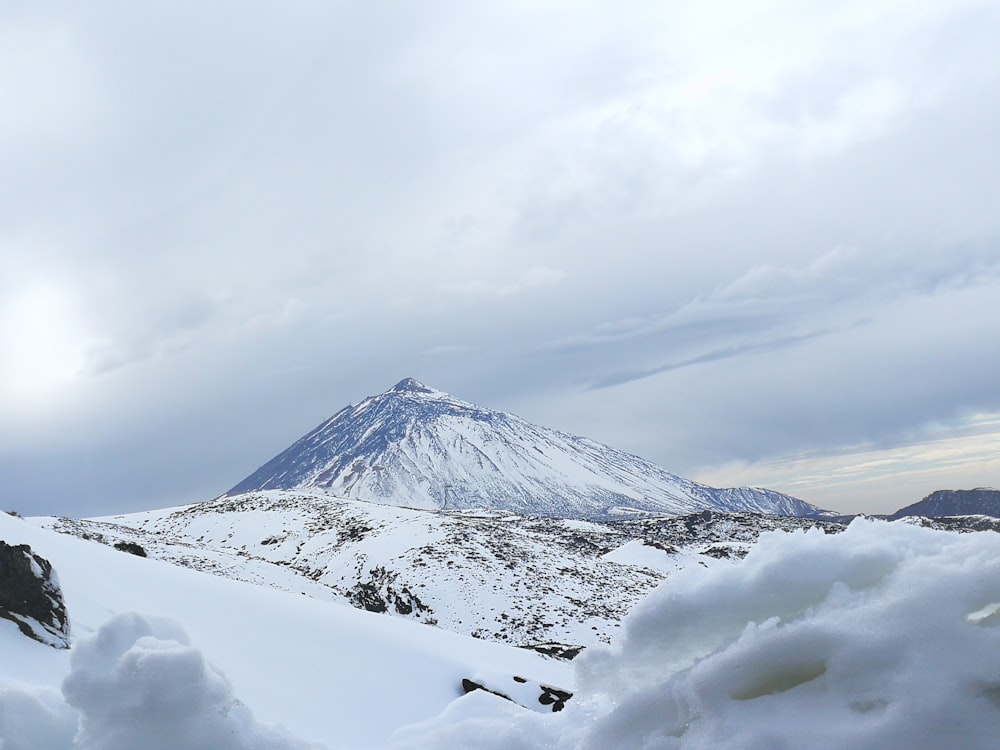 Verschneiter Berg unter weißen Wolken