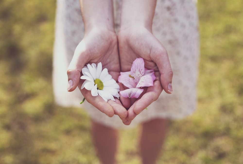 personne tenant des fleurs