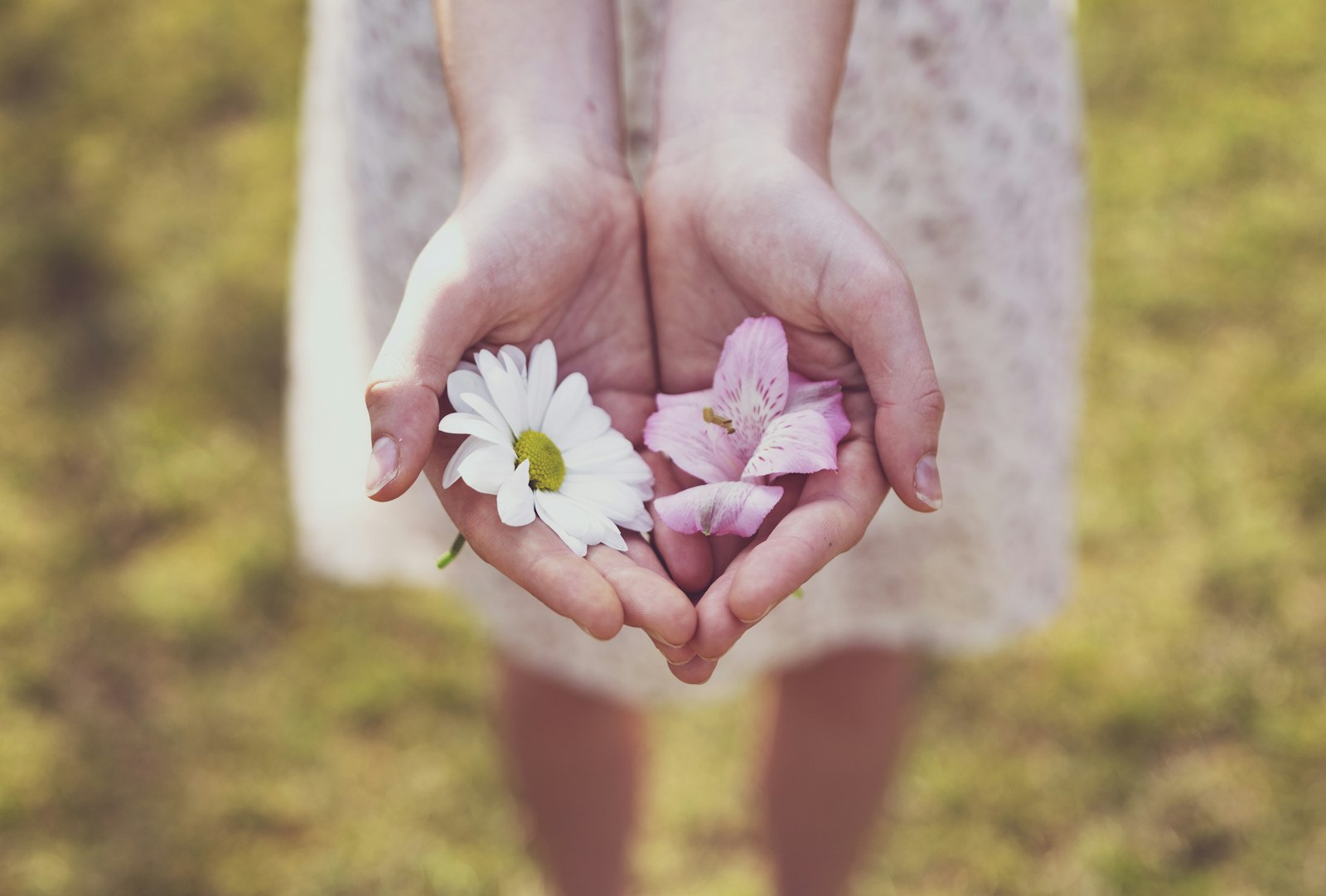 Nikon D5300 + Sigma 18-35mm F1.8 DC HSM Art sample photo. Person holding flowers photography