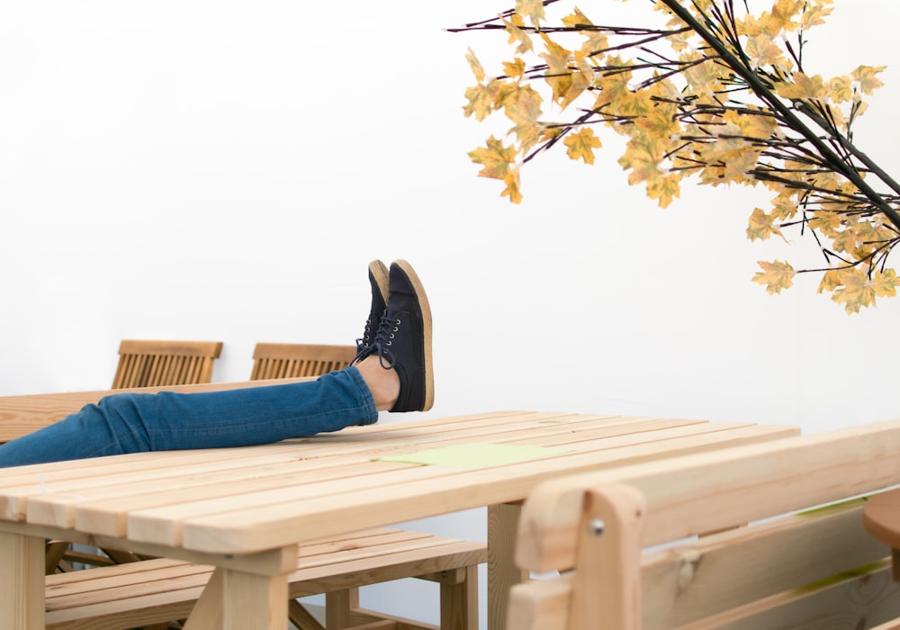 Mujer descansando sobre la mesa de picnic de tablones