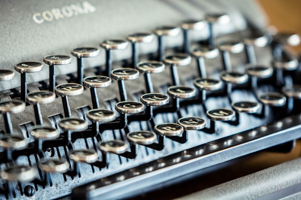black Corona typewriter von Peter Pryharski (https://unsplash.com/@meteorphoto)