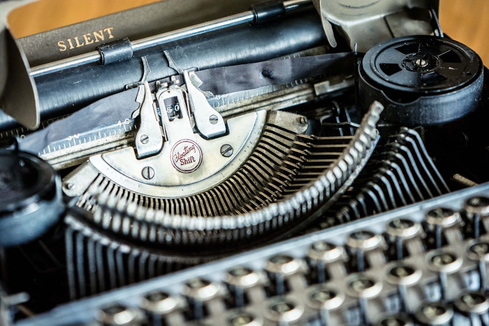 Photographie à mise au point superficielle de machine à écrire vintage