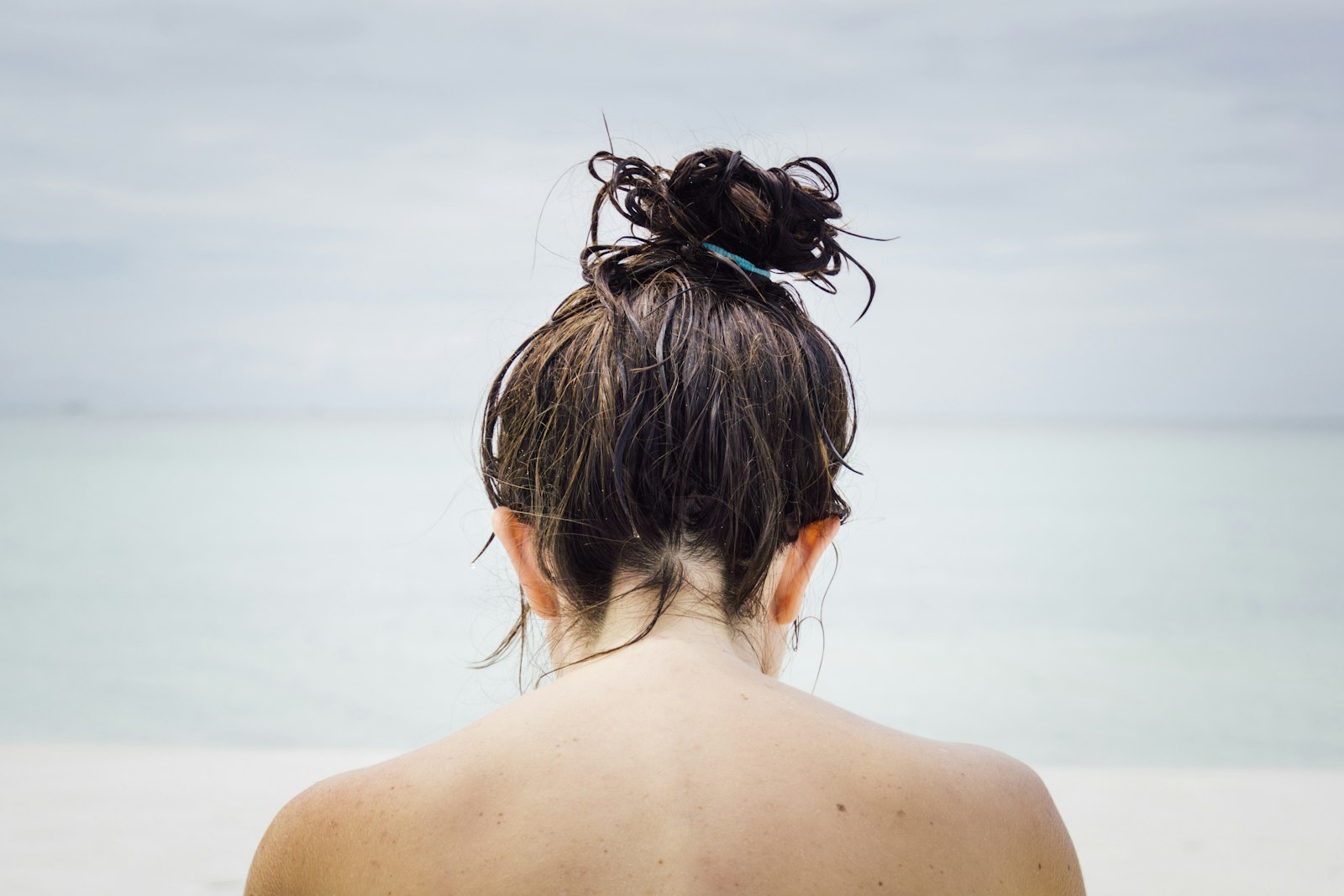 Sony E 18-200mm F3.5-6.3 OSS LE sample photo. Woman facing seashore photography