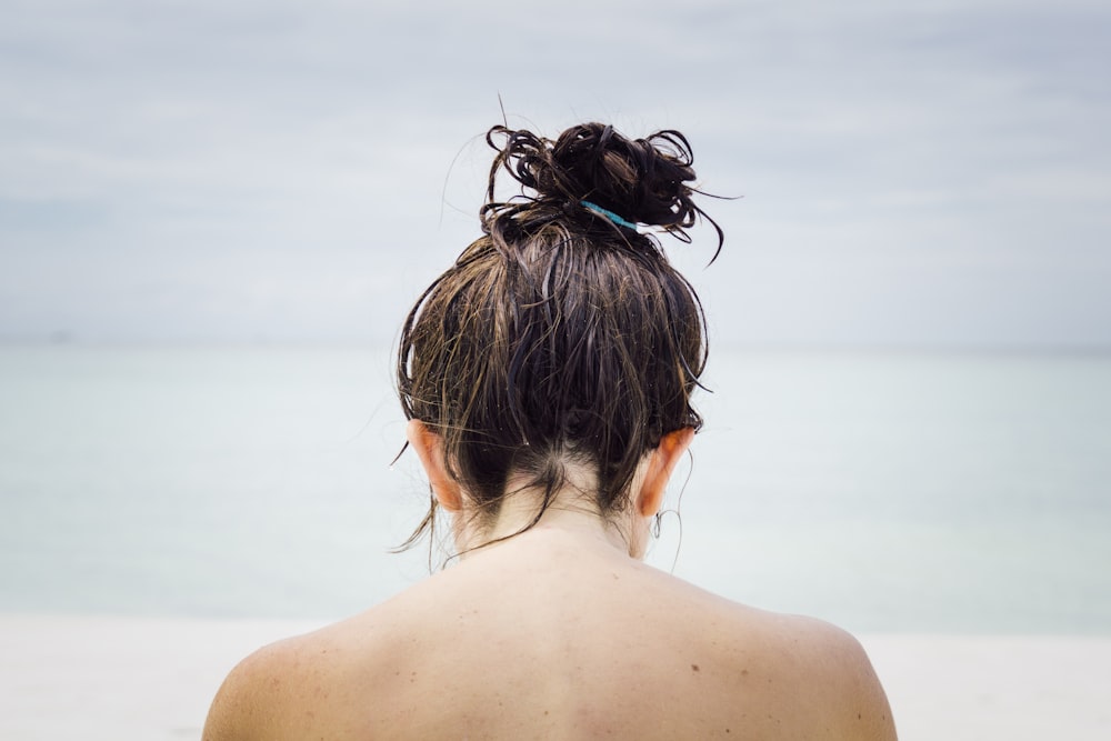 Mujer mirando a la orilla del mar