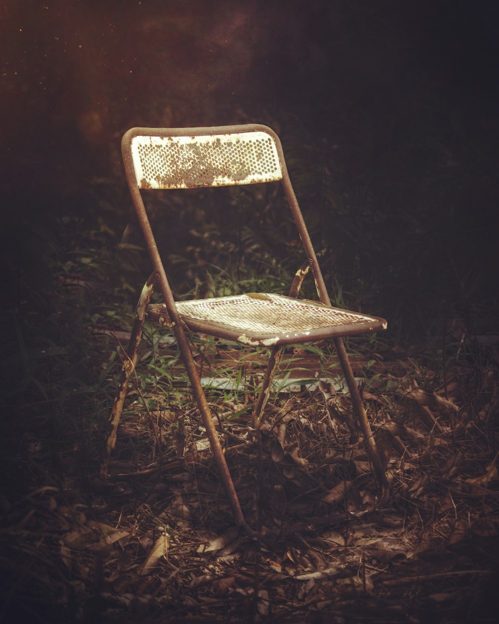 white and brown steel folding chair