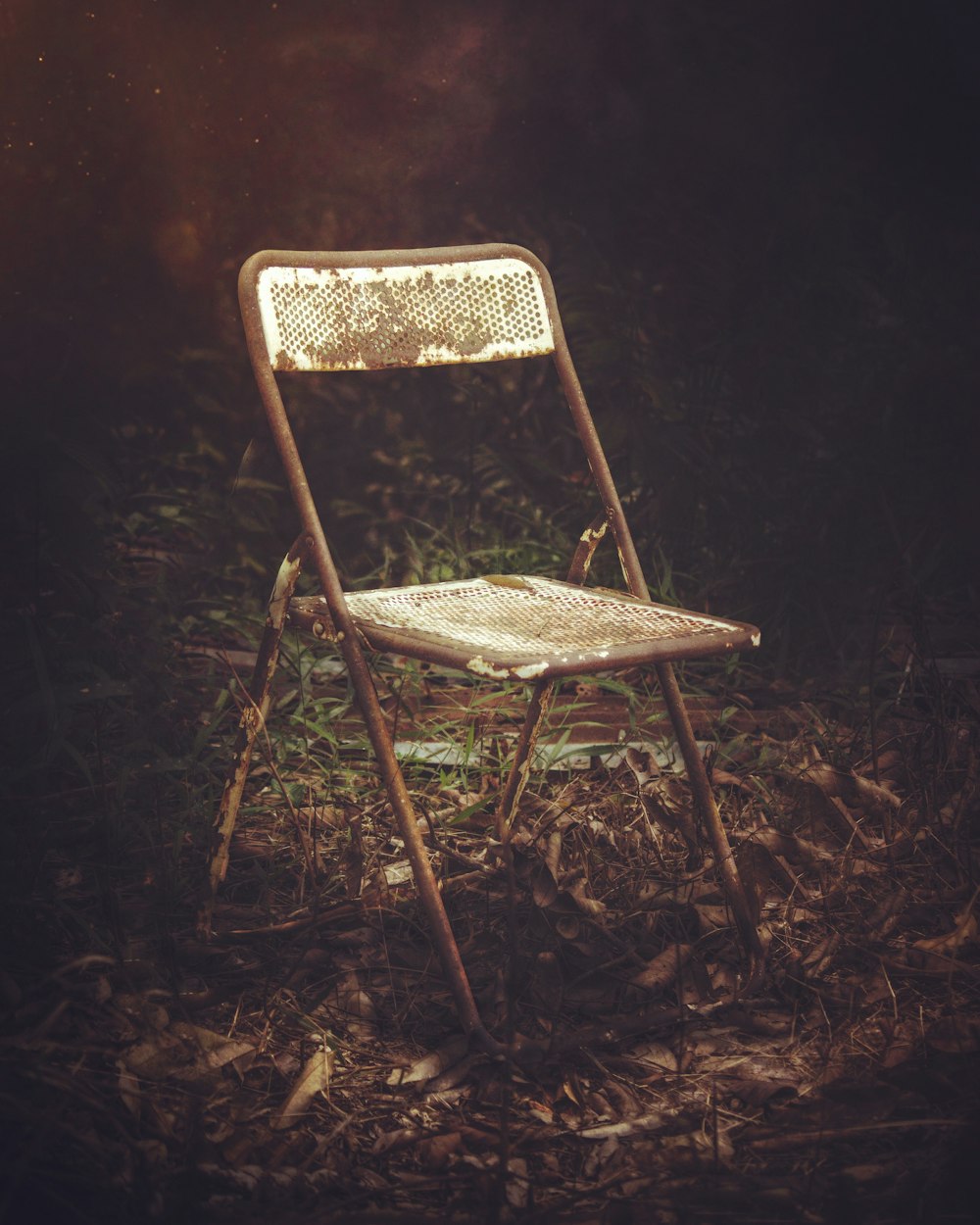白と茶色のスチール製折りたたみ椅子