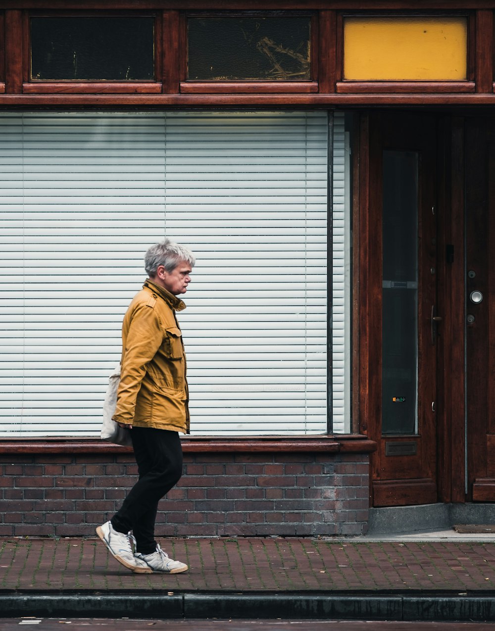 homme marchant devant le magasin